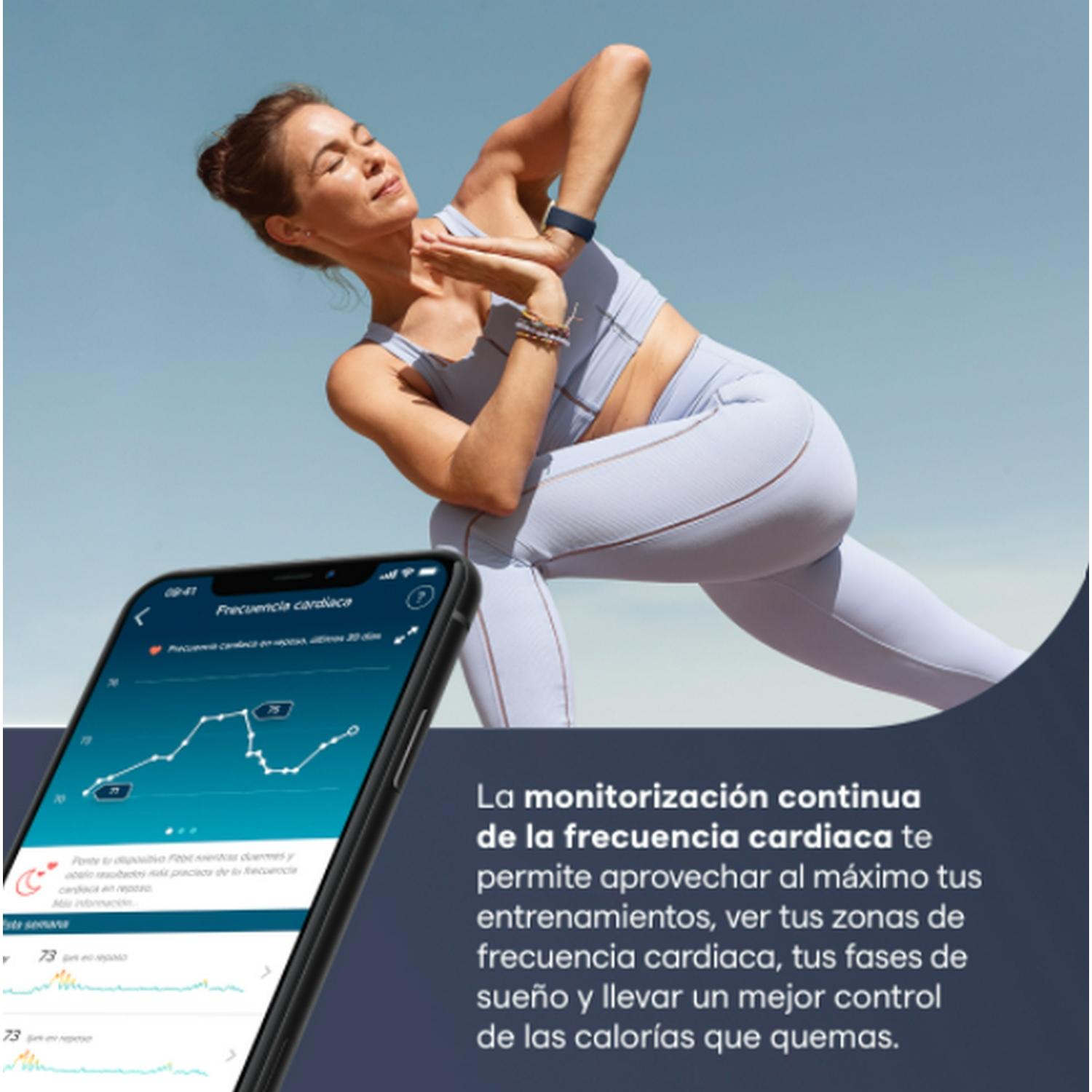 Mujer con ropa de entrenamiento revisando la frecuencia cardíaca en un teléfono. Cielo azul claro.