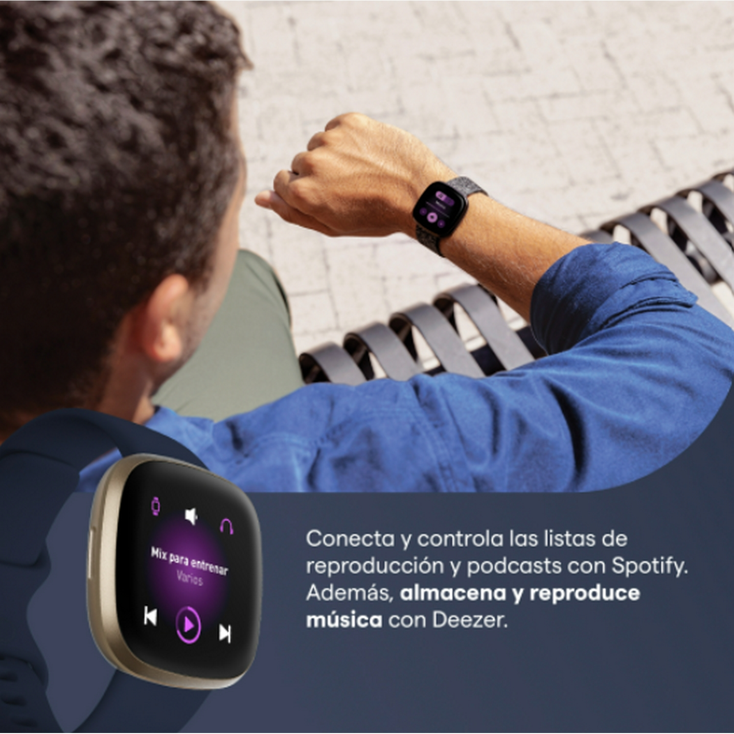 Hombre usando un smartwatch con correa azul oscuro, texto en pantalla, al aire libre.