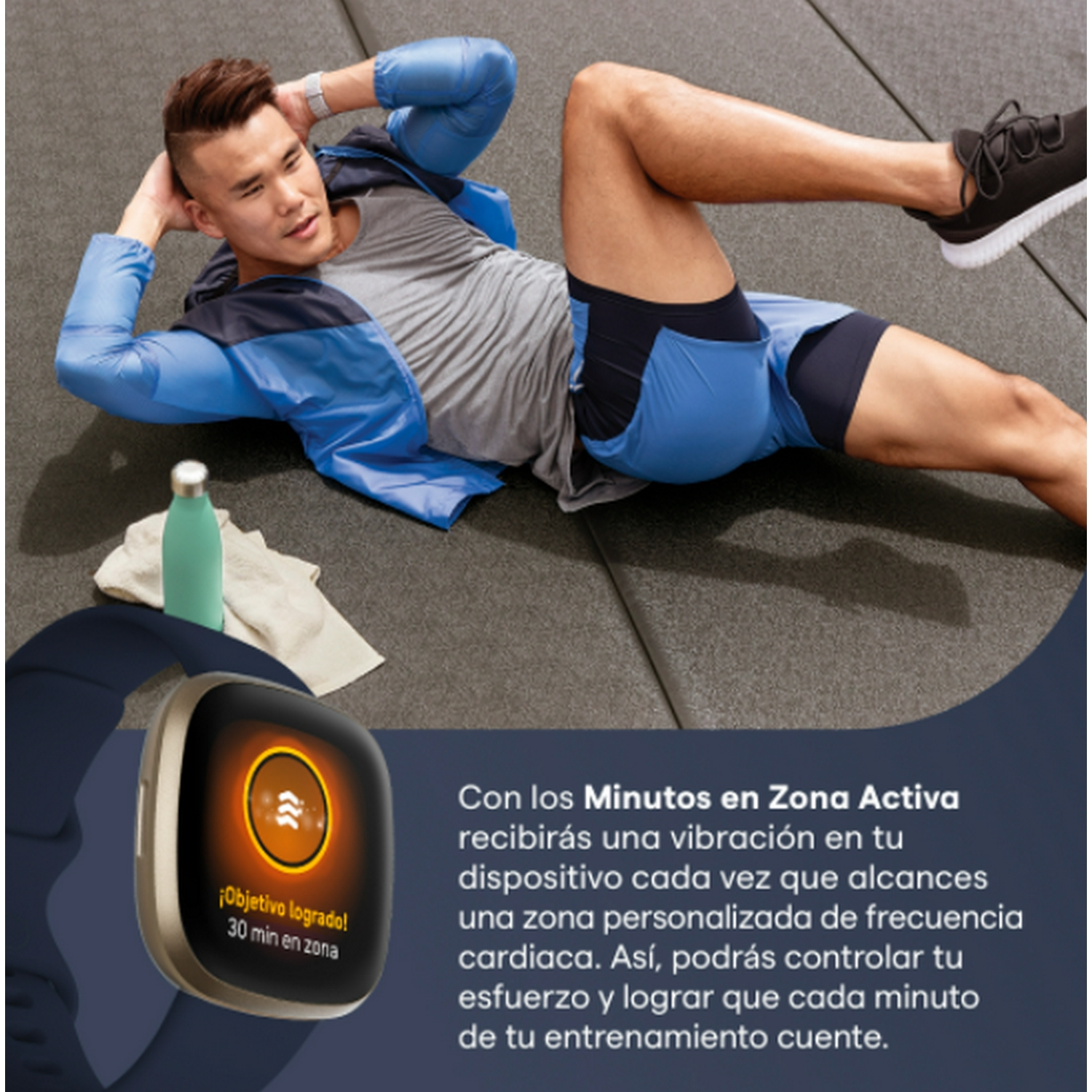 Un hombre usando un reloj inteligente y ropa de entrenamiento. Texto: Minutos de Zona Activa. El reloj muestra una meta.