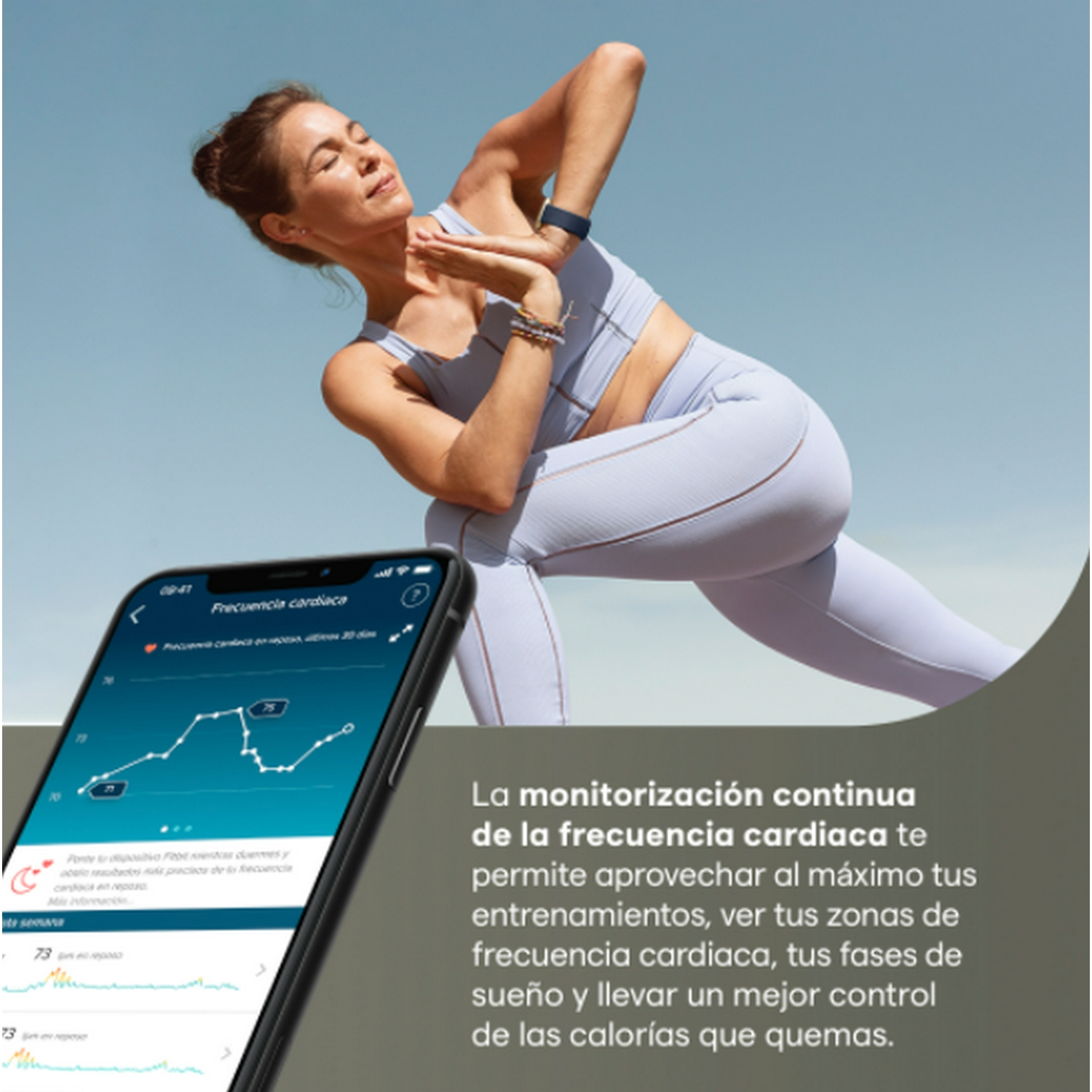Una mujer en ropa de entrenamiento está usando un teléfono inteligente para controlar la frecuencia cardíaca. La aplicación muestra un gráfico de frecuencia cardíaca.