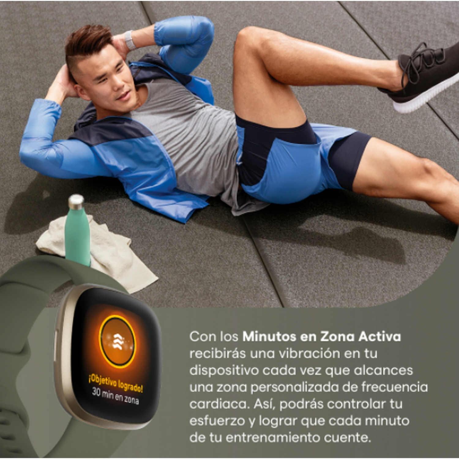 Hombre haciendo ejercicio con un rastreador de fitness. Texto en el rastreador. Rastreador de fitness y texto.