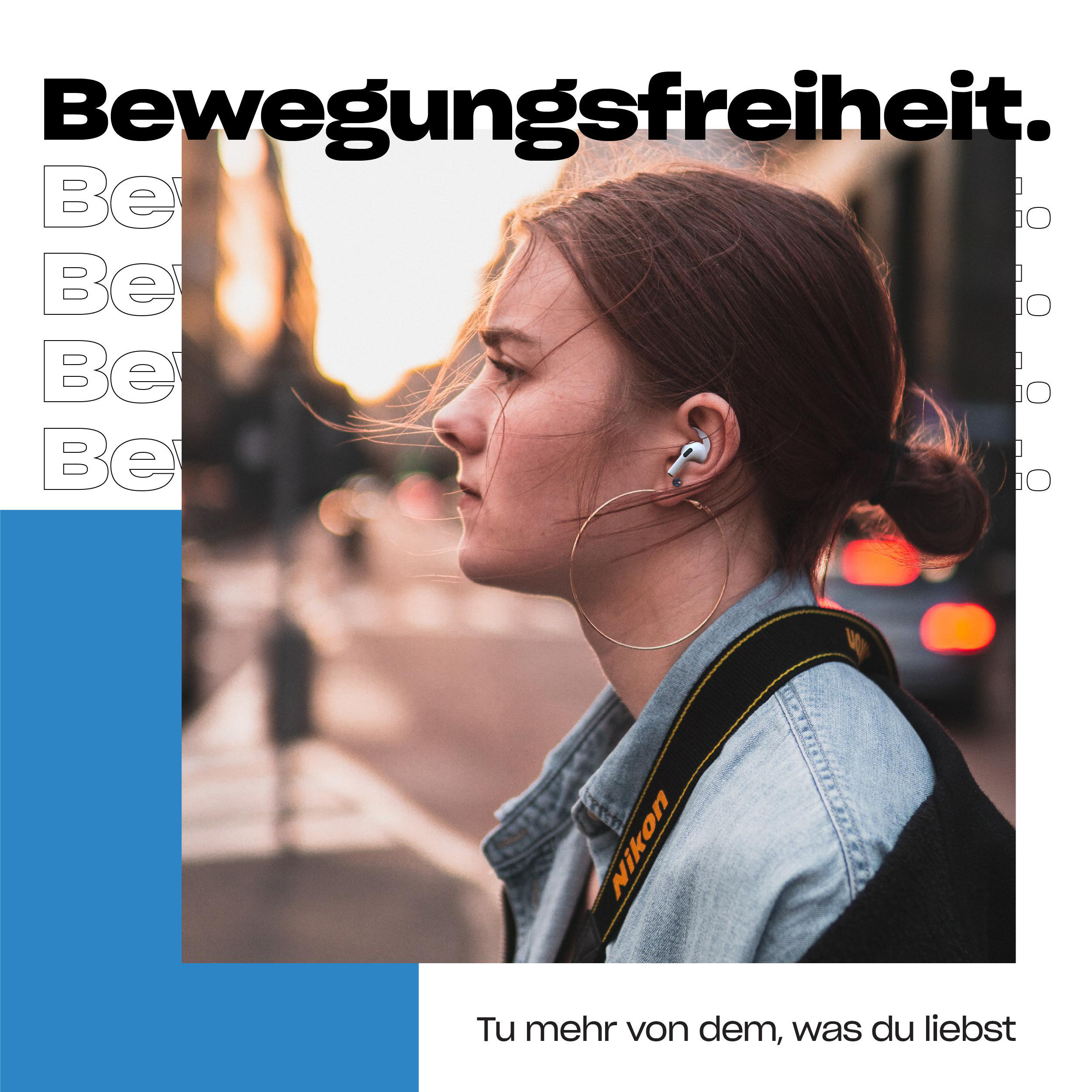 Eine Frau mit AirPods, Denimjacke und einem Nikon-Kameragurt. Ein blauer Block links.