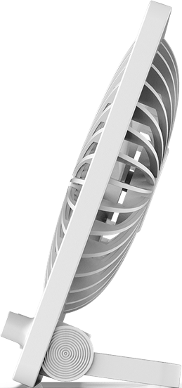 Weißer Ventilator mit geschwungenem Design. Der Ventilator ist abgewinkelt und hat einen Ständer.