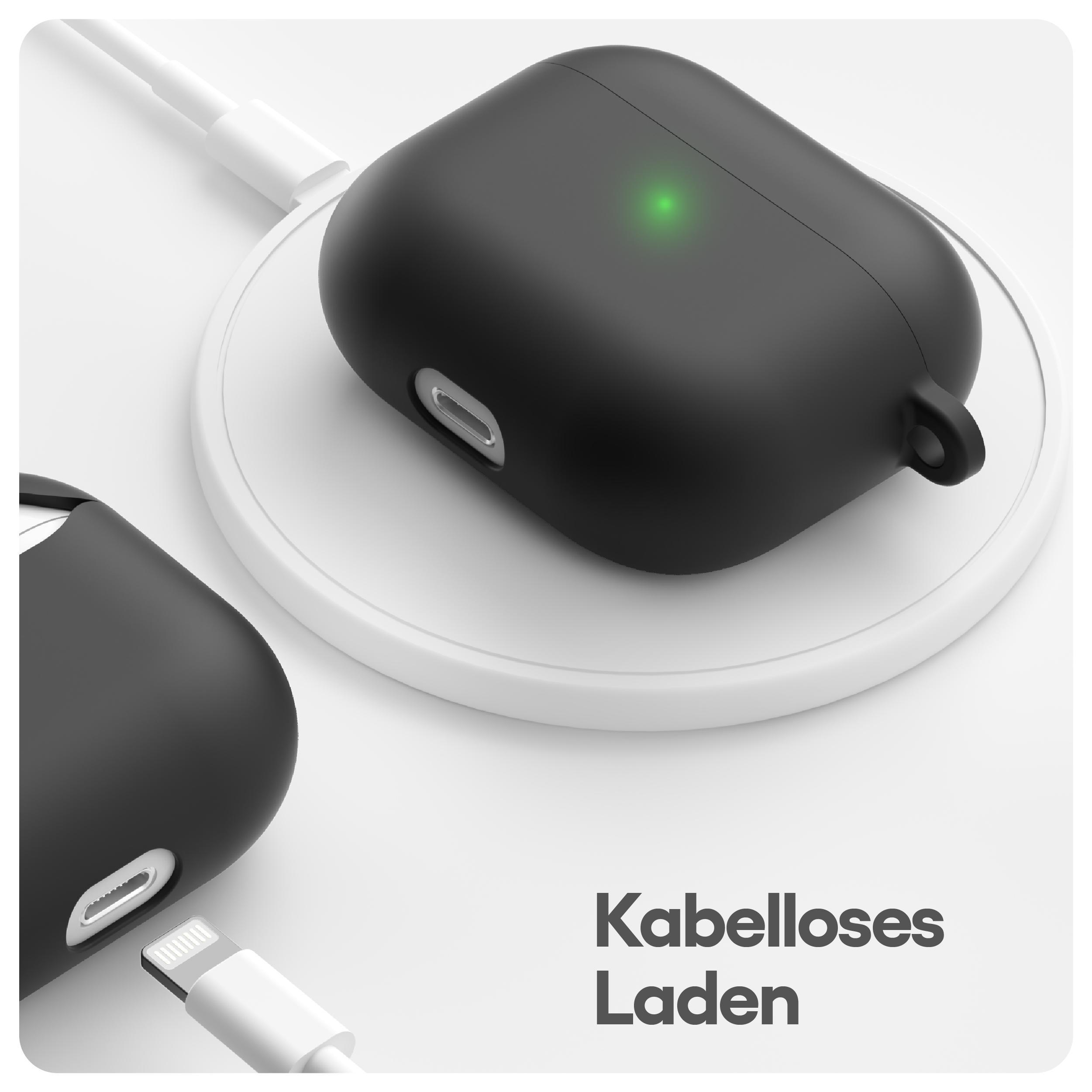 Schwarze kabellose Ohrhörer in einem Etui auf einem weißen Ladepad. Ein Ladekabel daneben.