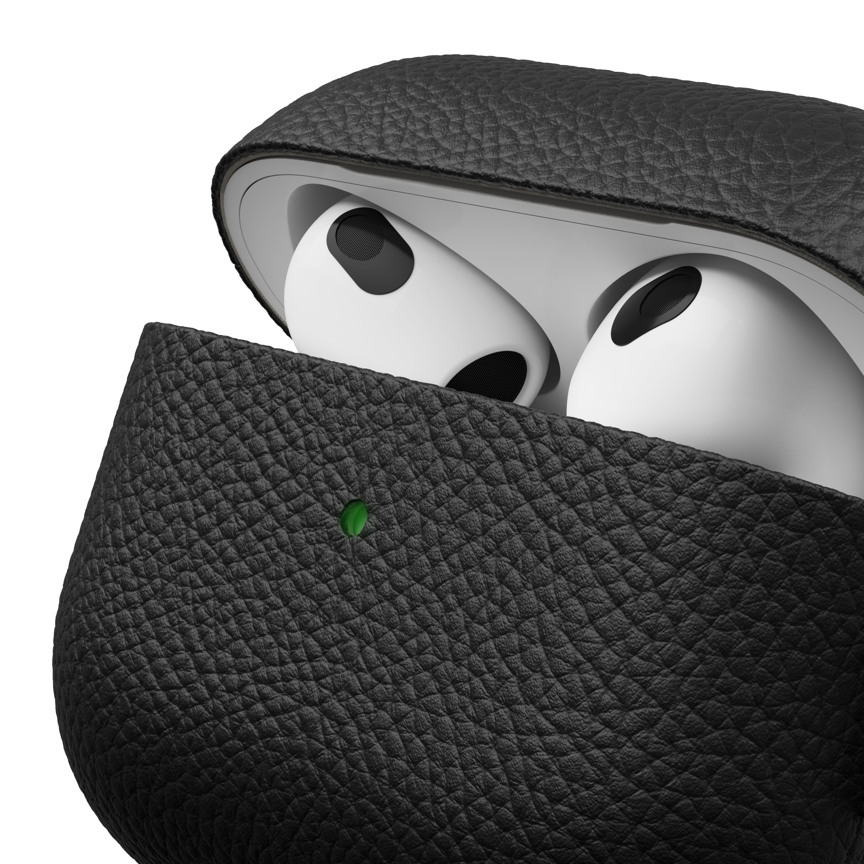 Nahaufnahme von AirPods in einem schwarzen Lederetui, das eine grüne LED-Leuchte zeigt.