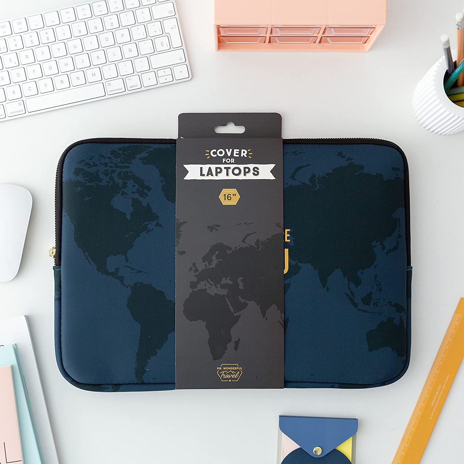Funda para portátil azul marino con un diseño de mapa mundial. Una etiqueta negra adjunta.