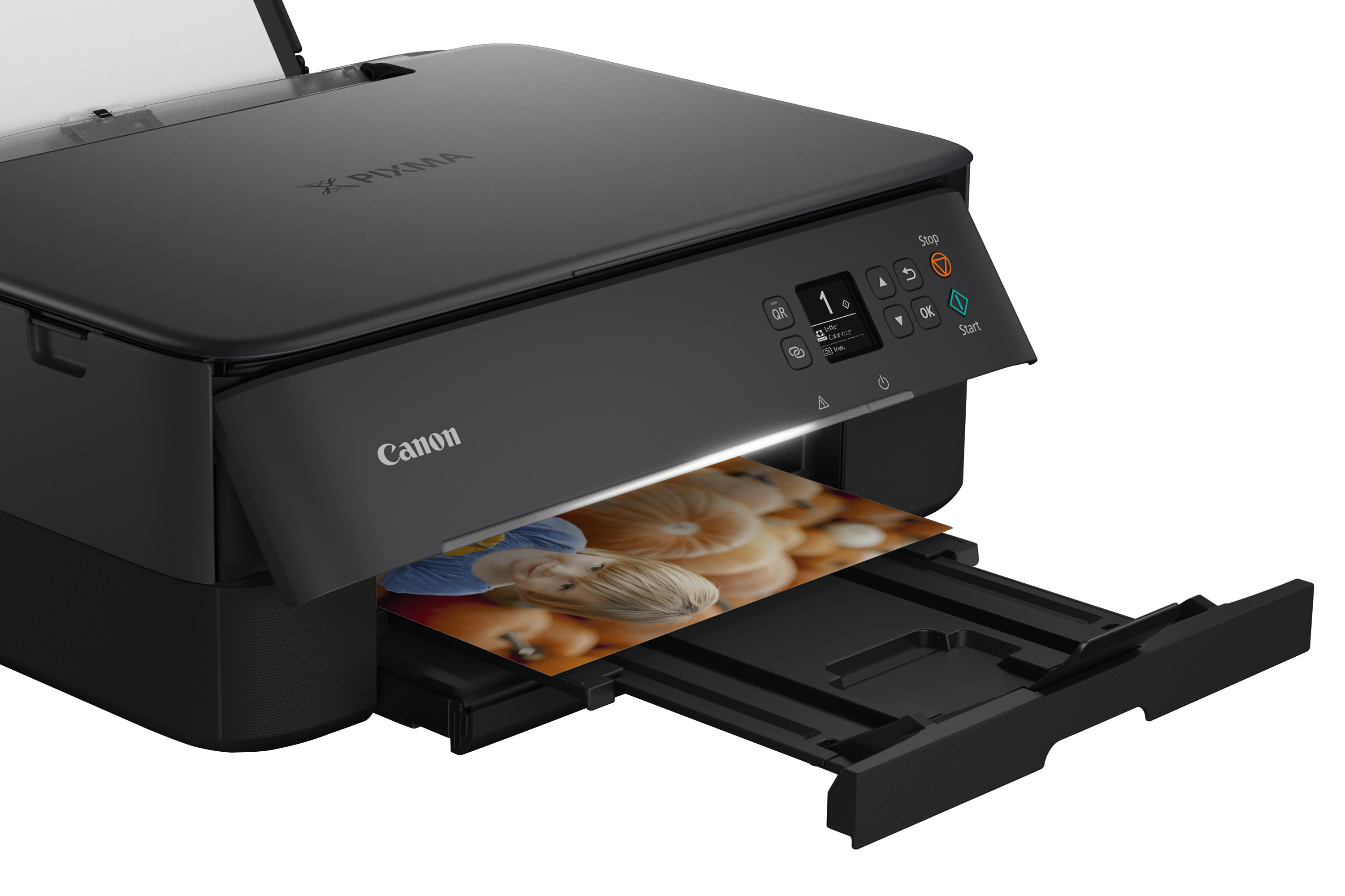 Ein schwarzer Canon-Drucker, der ein Foto druckt, das ein Mädchen mit Kürbissen zeigt.