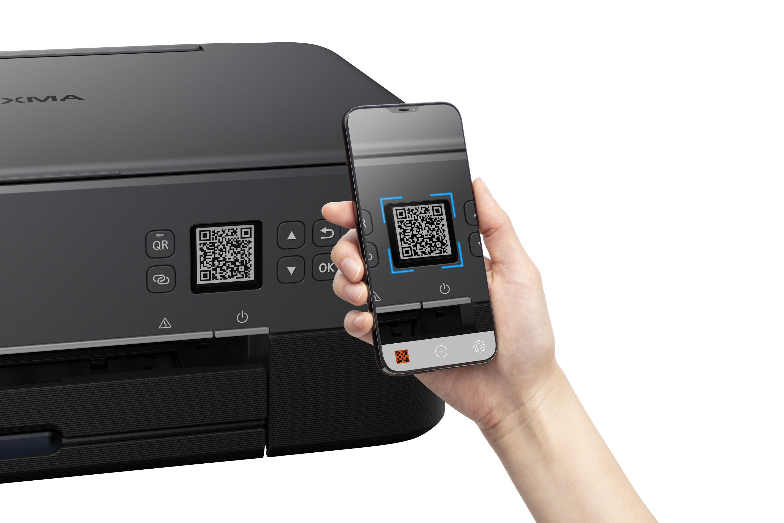 Eine Hand hält ein Telefon, das einen QR-Code auf einem schwarzen Drucker scannt.