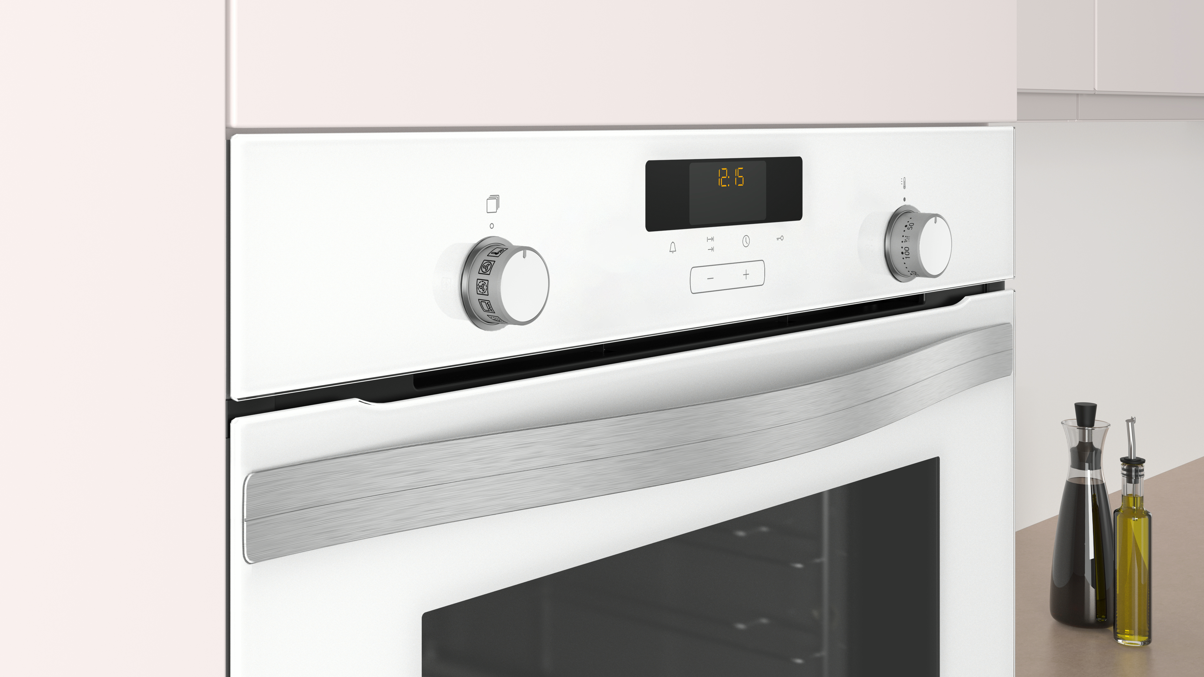 Horno blanco con panel de control, perillas y manija. Botellas de aceite al lado.