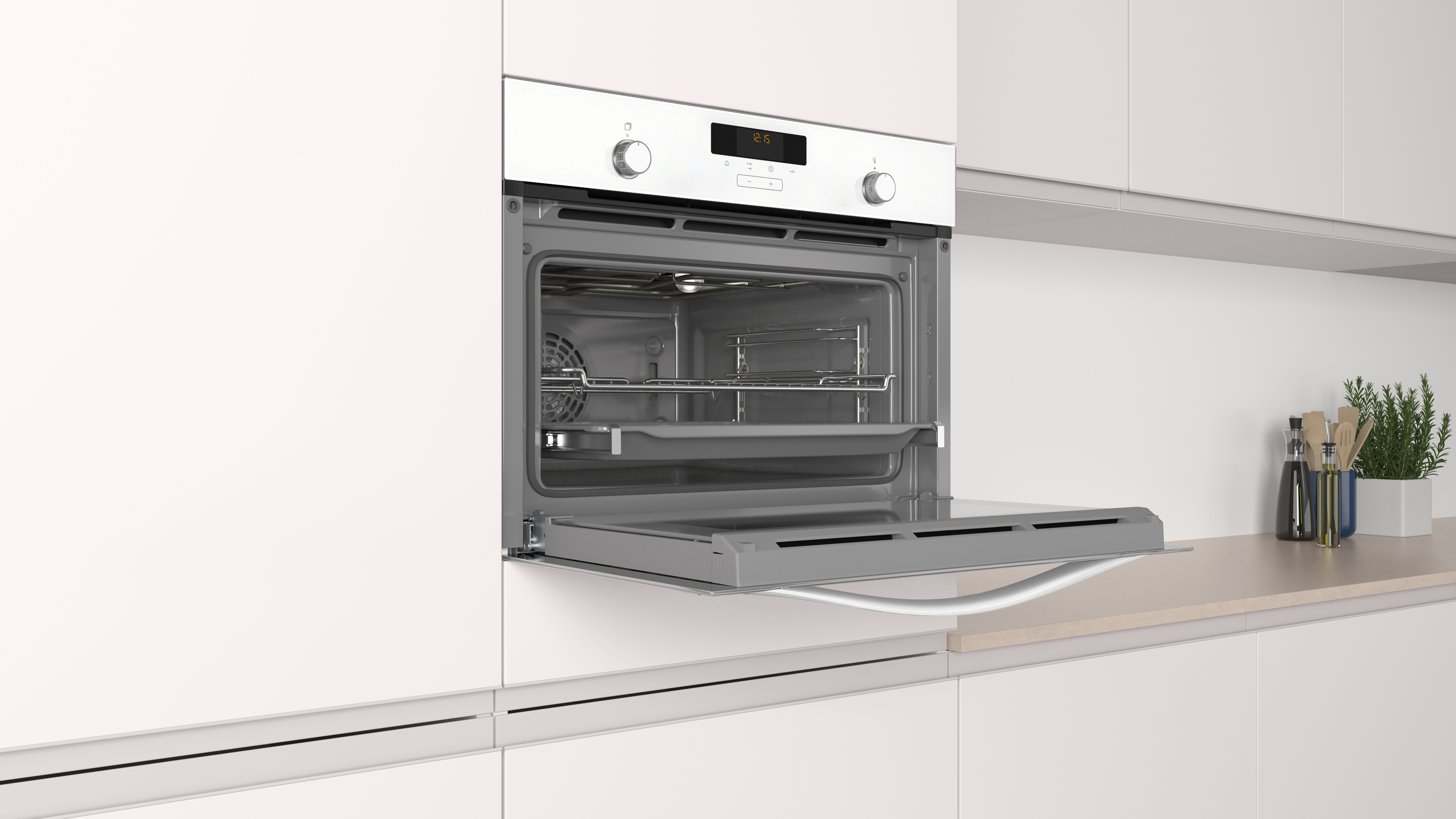 Horno blanco con puerta abierta. En el interior, una rejilla visible. Encimera con pequeños objetos a la derecha.