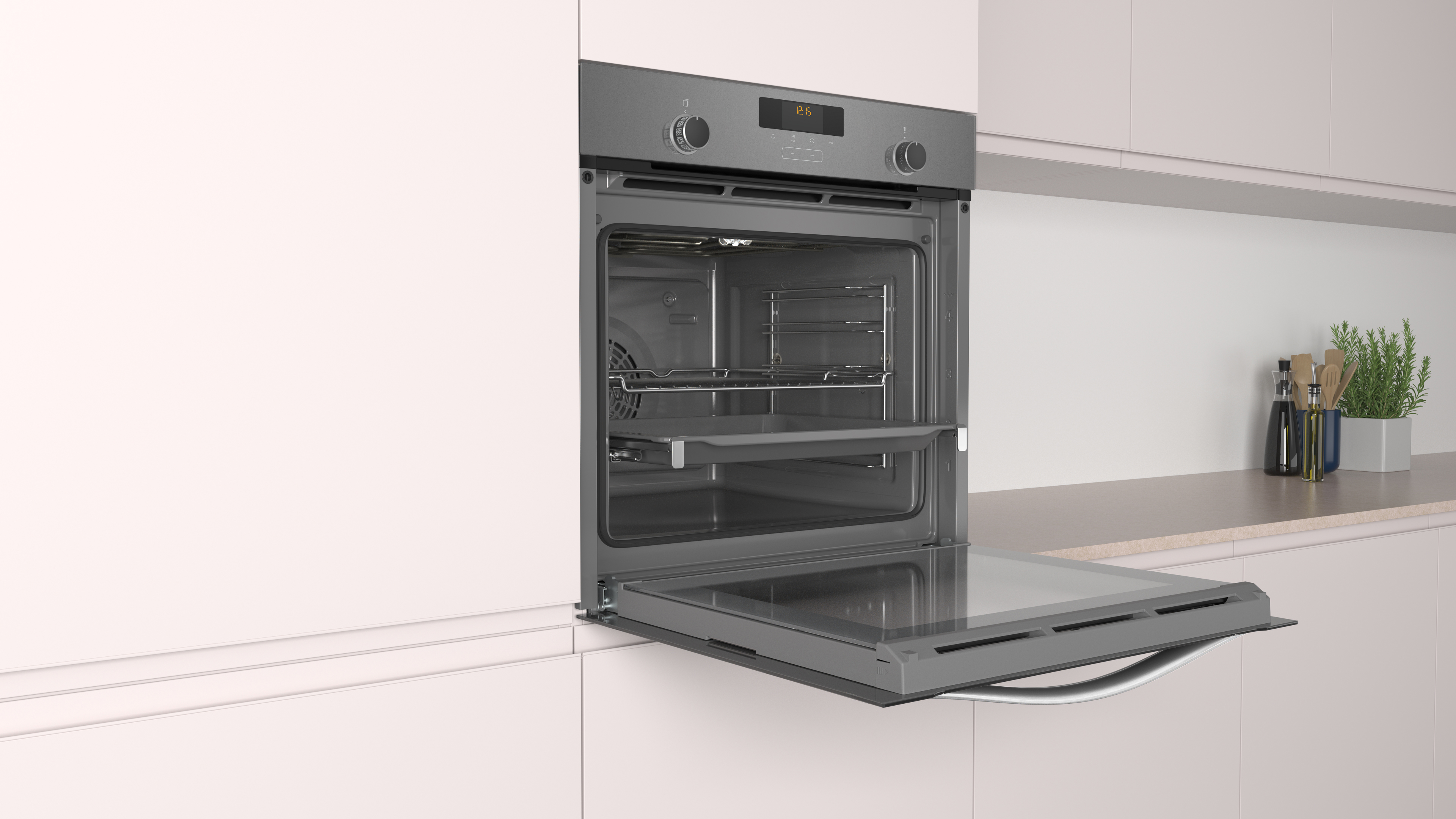 Un horno abierto con rejillas dentro, en una cocina con armarios blancos.