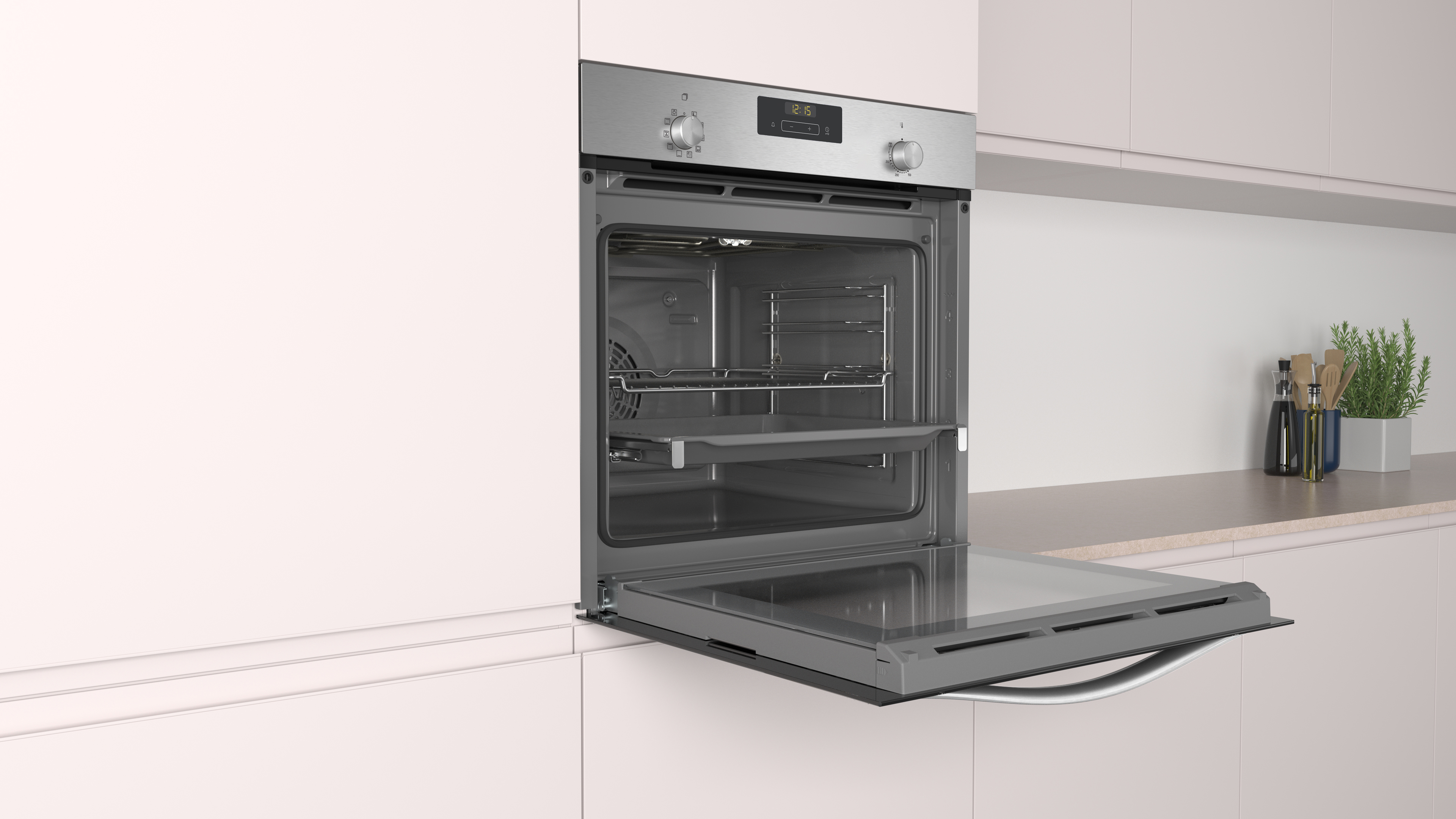Un horno con la puerta abierta. El interior tiene rejillas. Hay un mueble de cocina a cada lado.