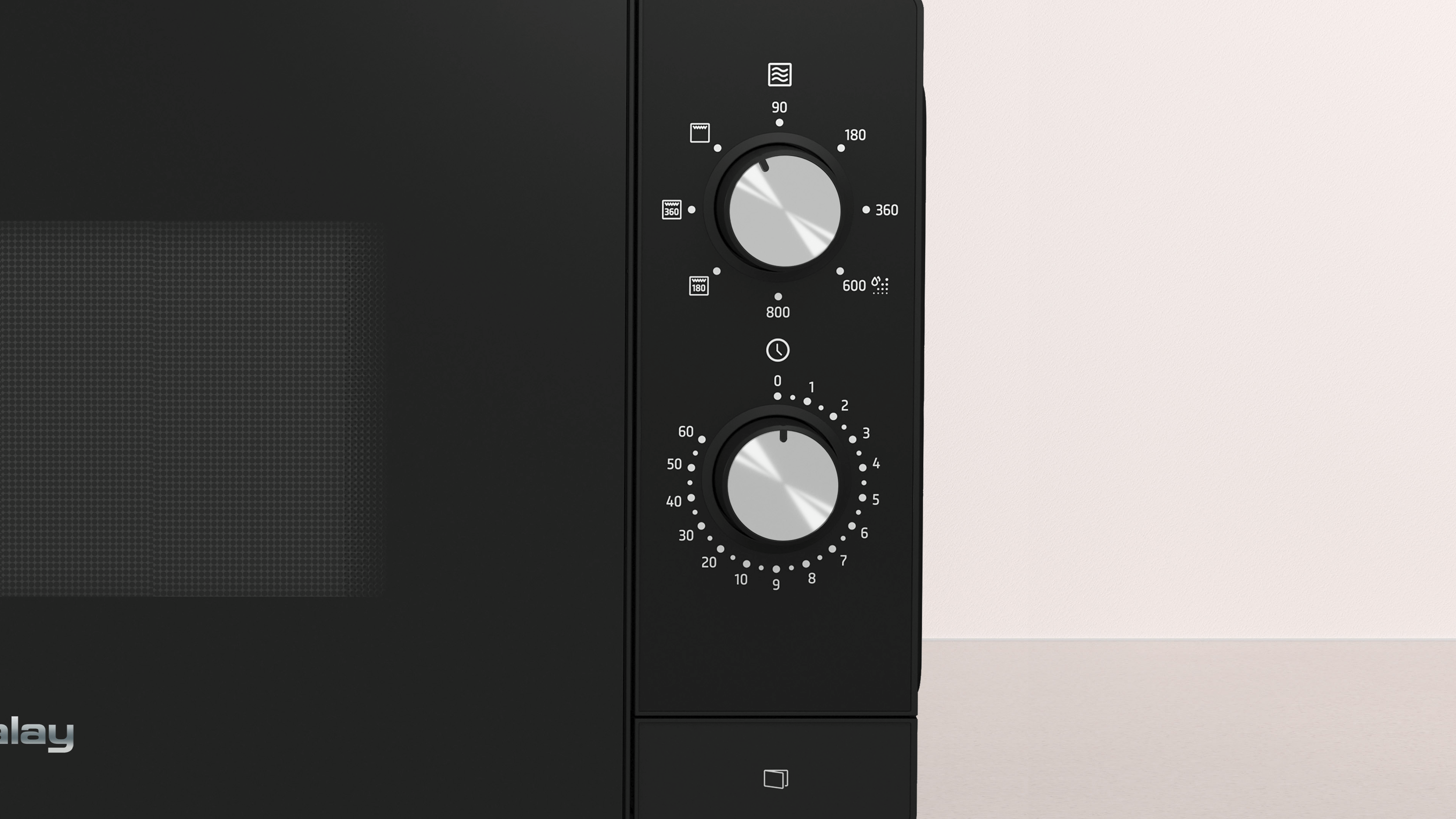 Microondas negro con panel de control que muestra ajustes de potencia y tiempo. El fondo es de color claro.