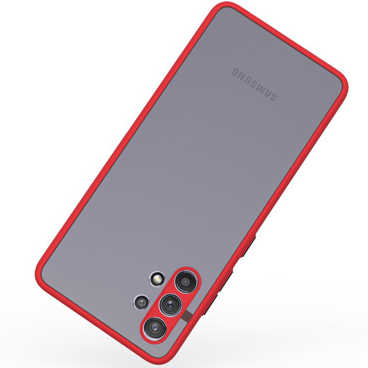 Telefontok fehér felületen. Szürke hátlap, piros szegély és hármas kamerák. SAMSUNG logó a hátoldalon.
