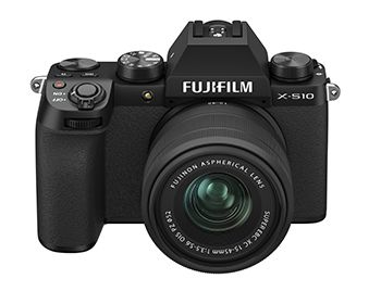 Zwarte Fujifilm X-S10 camera met een lens. Vooraanzicht, witte achtergrond.