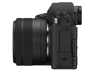 Zwarte camerabody met een lens bevestigd. Zijaanzicht, met lensdetails en camerabediening.