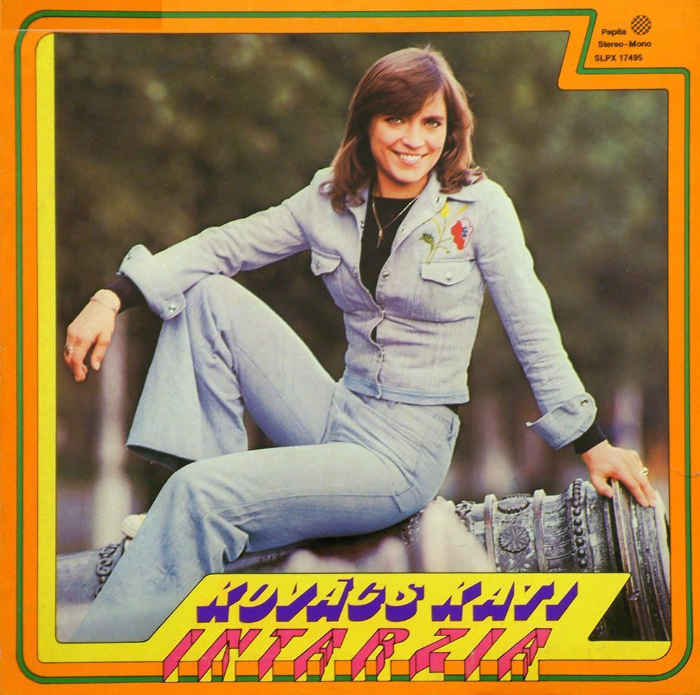Album borítója, egy nővel farmerben, aki egy ágyún ül.
