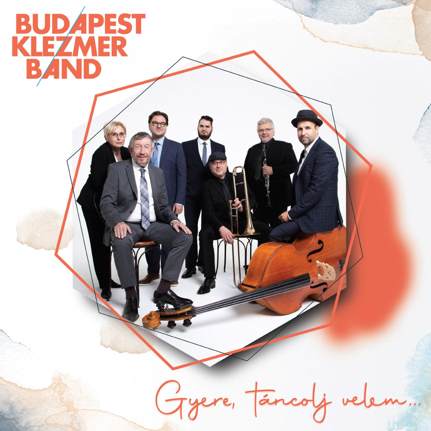 Egy csoport ember egy nagybőgő előtt, egy Budapest Klezmer Band feliratú transzparenssel.