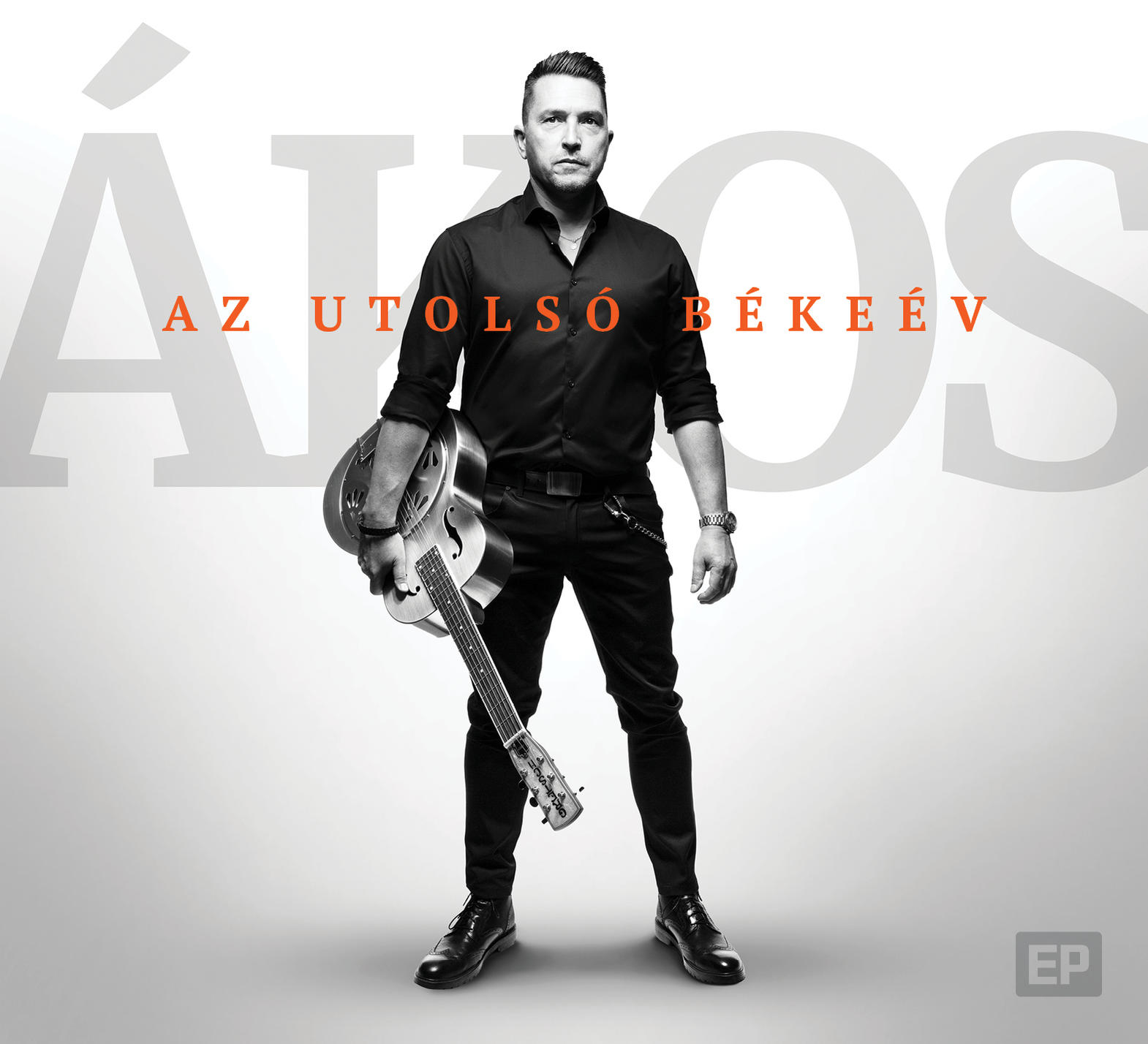 Album borító: egy férfi gitárral. Piros szöveg: 'Az Utolsó Békeév' és egy logó.