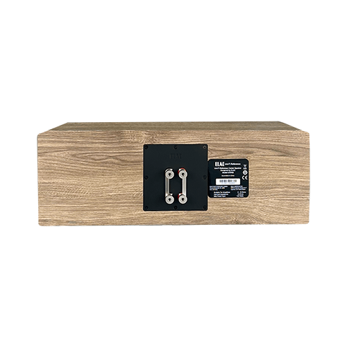 Rückseite eines Lautsprechers mit Holzmaserung. Es hat eine schwarze Platte mit Anschlüssen und ein Etikett mit Text und Logos.