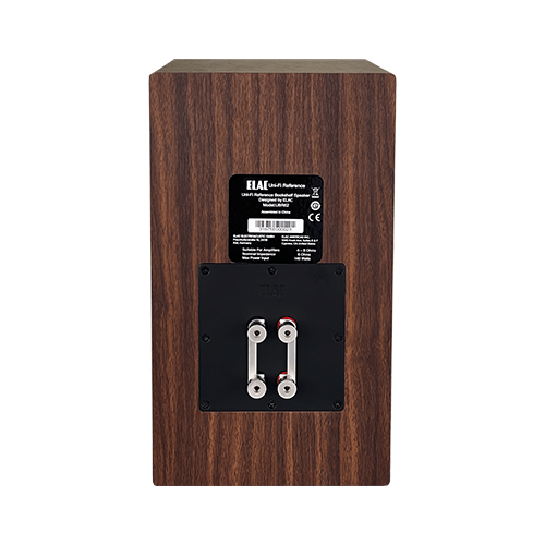Rückansicht eines Holzspeakers. Er hat eine schwarze Platte mit Anschlüssen und ein Etikett. Der Lautsprecher ist braun mit Holzmaserung.