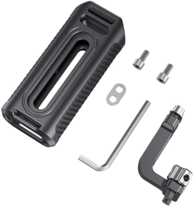Ein Satz metallischer Motorradfußrasten und zugehöriger Hardware auf einer weißen Oberfläche.