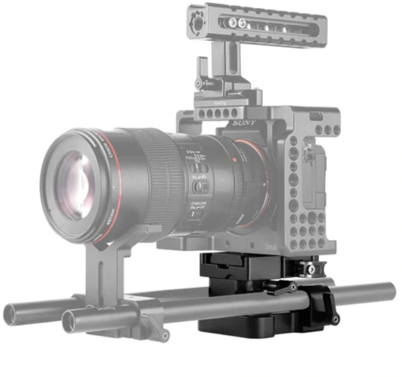 Ein Kamera-Rig mit großem Objektiv wird gezeigt. Es umfasst einen Cage, Schienen und einen oberen Griff. Das Objektiv hat Canon-Branding.