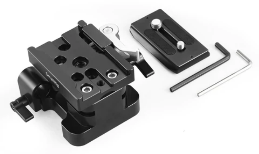 Schwarze Metall-Kamerarig-Komponenten auf Weiß. Enthält eine Montageplatte, Basis, Hebel und zwei Inbusschlüssel.
