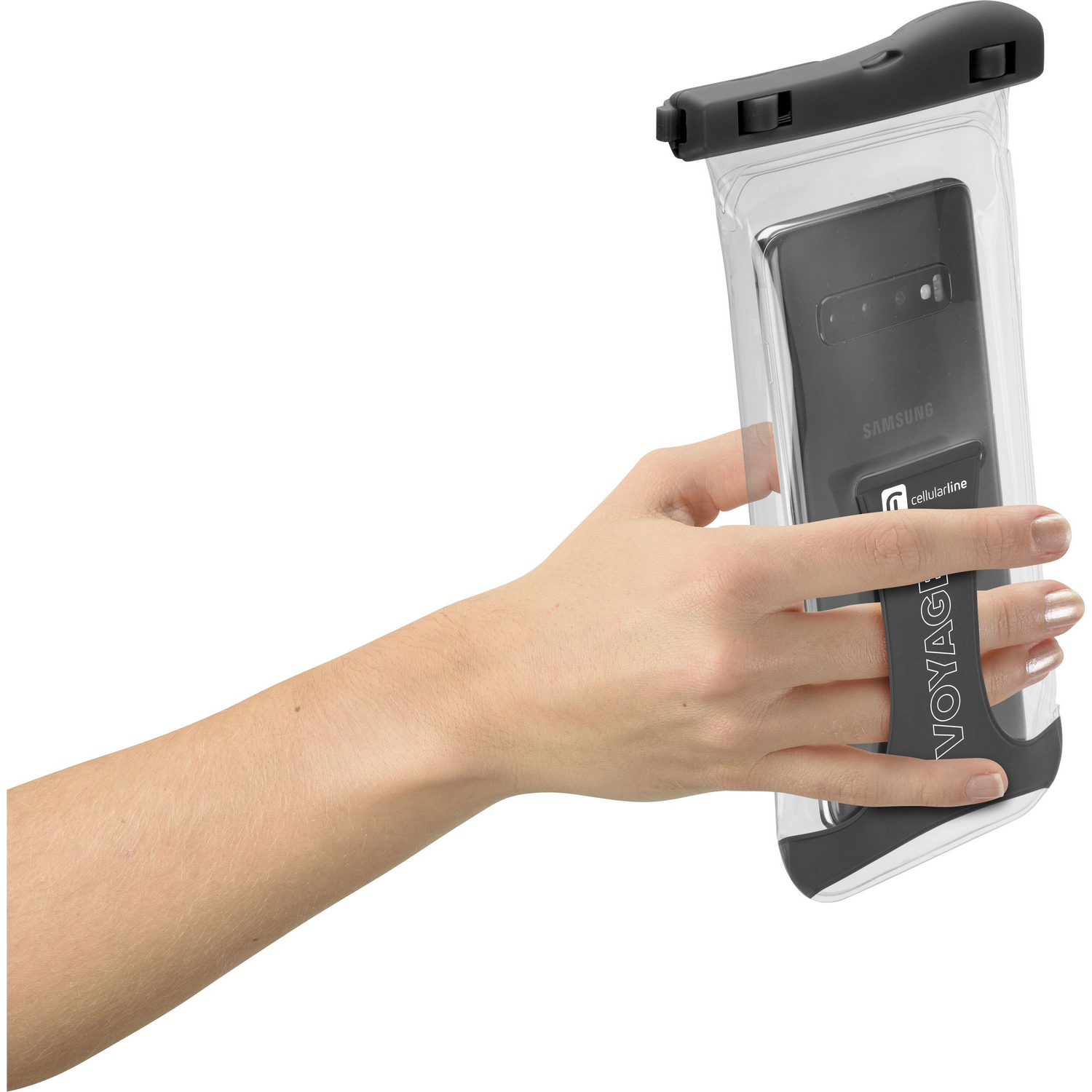 Mano sosteniendo un teléfono dentro de una funda impermeable transparente. Teléfono negro.