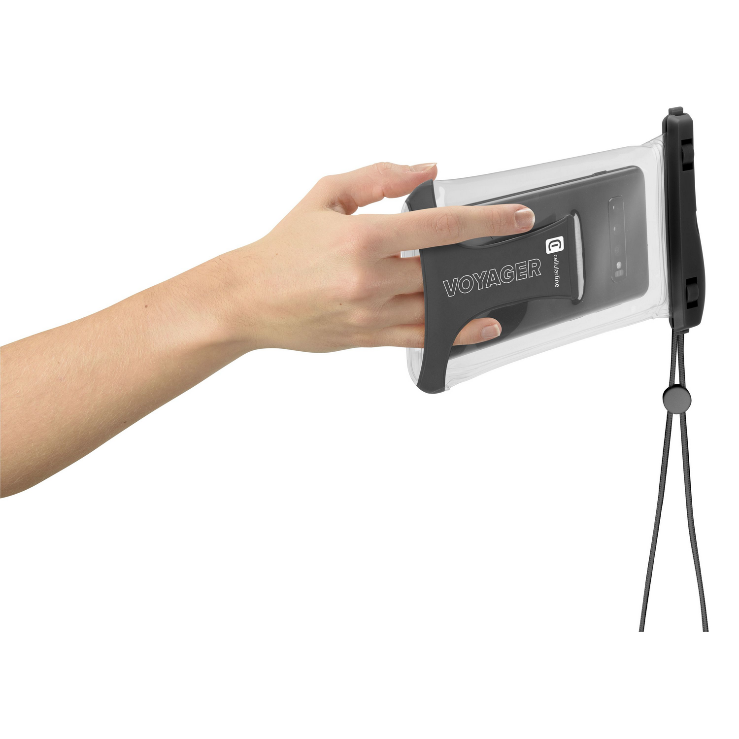 Una mano sosteniendo una funda de teléfono impermeable transparente con un teléfono negro dentro. Impreso: 'VOYAGER'.