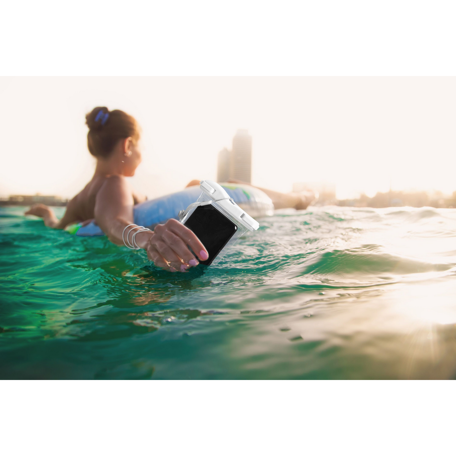 Mujer en el agua sosteniendo un teléfono en una funda.