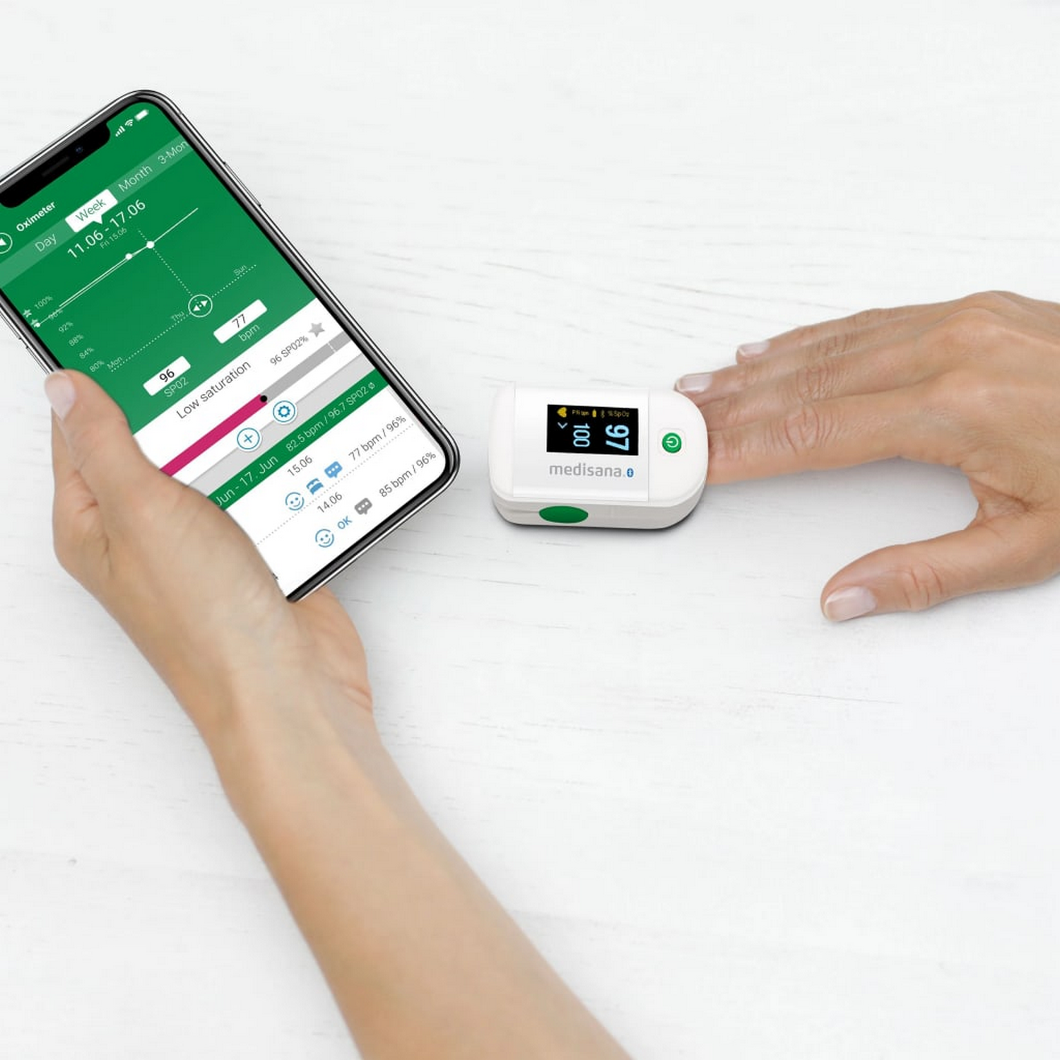 La mano de una persona sosteniendo un teléfono inteligente con una pantalla de aplicación de salud.