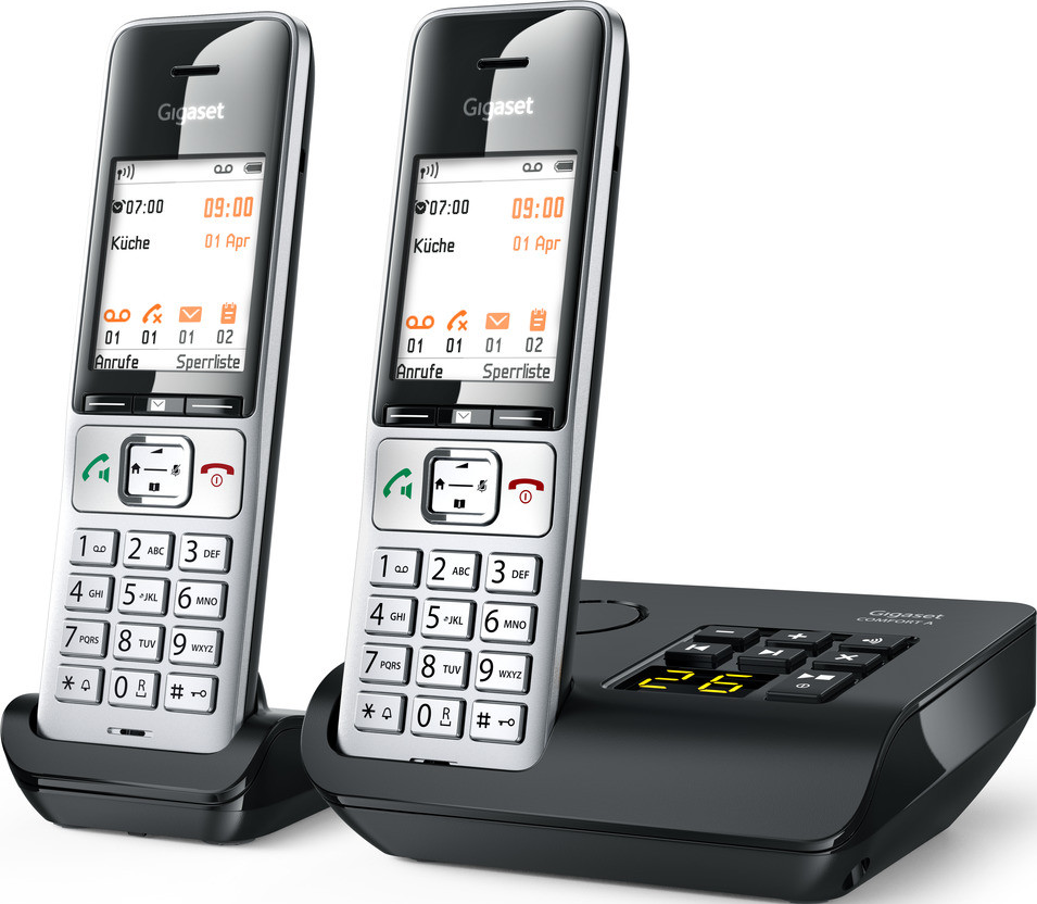 Zwei Gigaset schnurlose Telefone auf einer schwarzen Basis. Die Telefone haben Bildschirme und Zifferntasten.