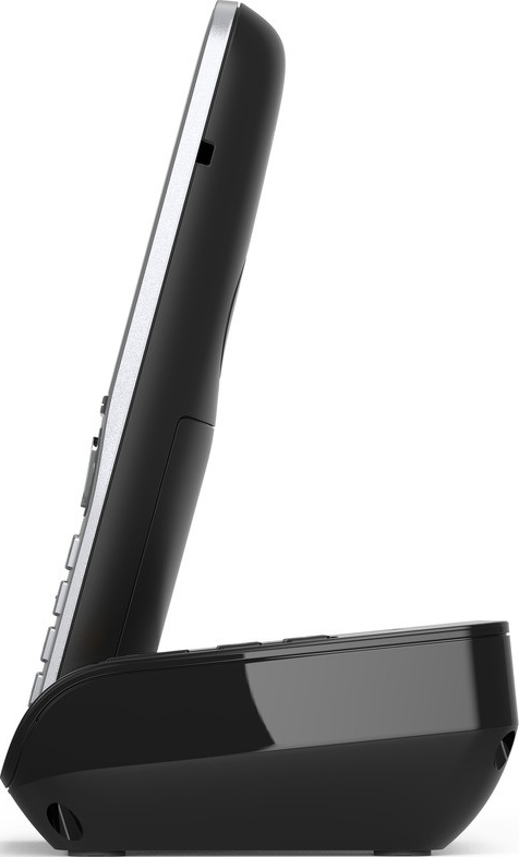 Schwarzes schnurloses Telefon mit silbernem Streifen, auf Ladestation platziert.