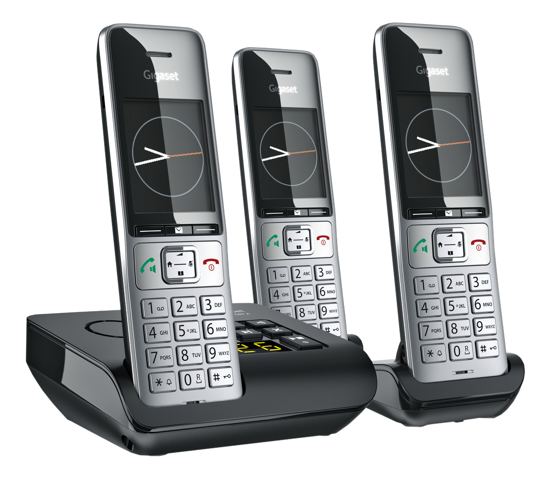 Trois téléphones sans fil argentés sur une base de chargement noire, fond noir.