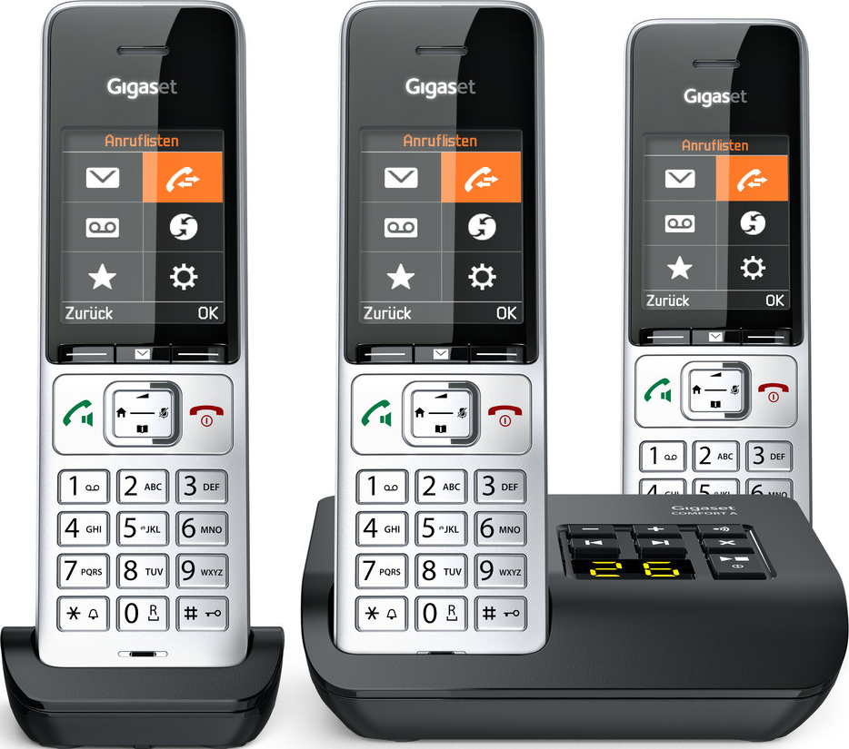 Trois téléphones Gigaset sur leurs chargeurs, avec une station de base et un téléphone noir à droite.