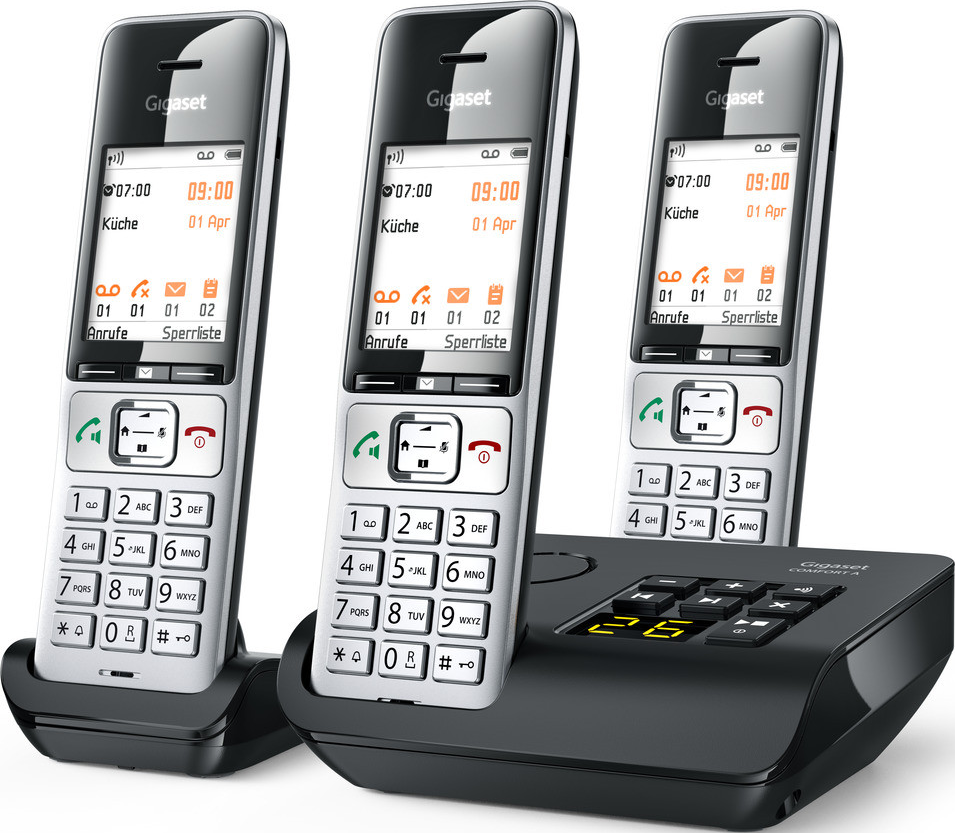 Trois téléphones sans fil Gigaset sur une base noire. Les écrans affichent l'heure et la date.