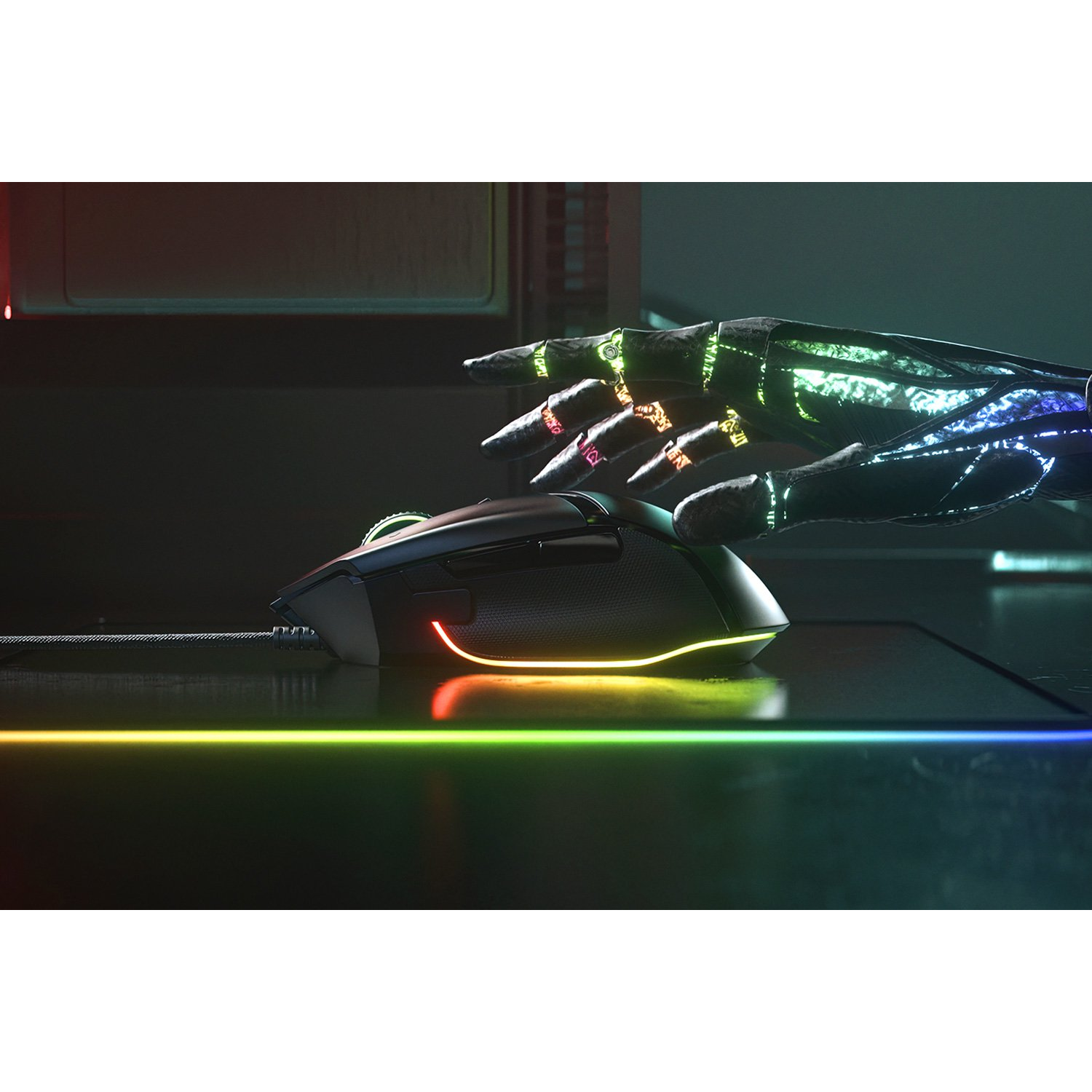 Un ratón para juegos y una mano robótica con luces brillantes, sobre una superficie negra.