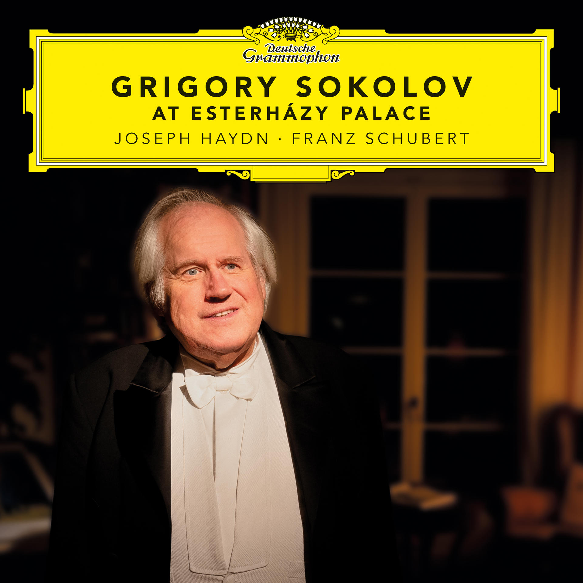 Grigory Sokolov az Esterházy-palotában album borítója. Sokolov szmokingban, fehér csokornyakkendővel. Sárga banner szöveggel.