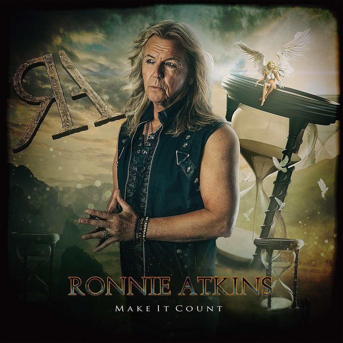 Ronnie Atkins mit Engel- und Sanduhr-Symbolen vor bergiger Kulisse.