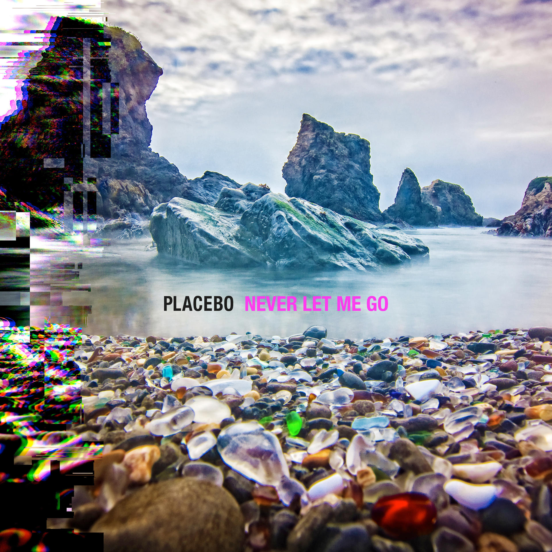 Parti jelenet sziklákkal, tengerrel és stranddal. Cím: PLACEBO NEVER LET ME GO. Glitch effektus balra.