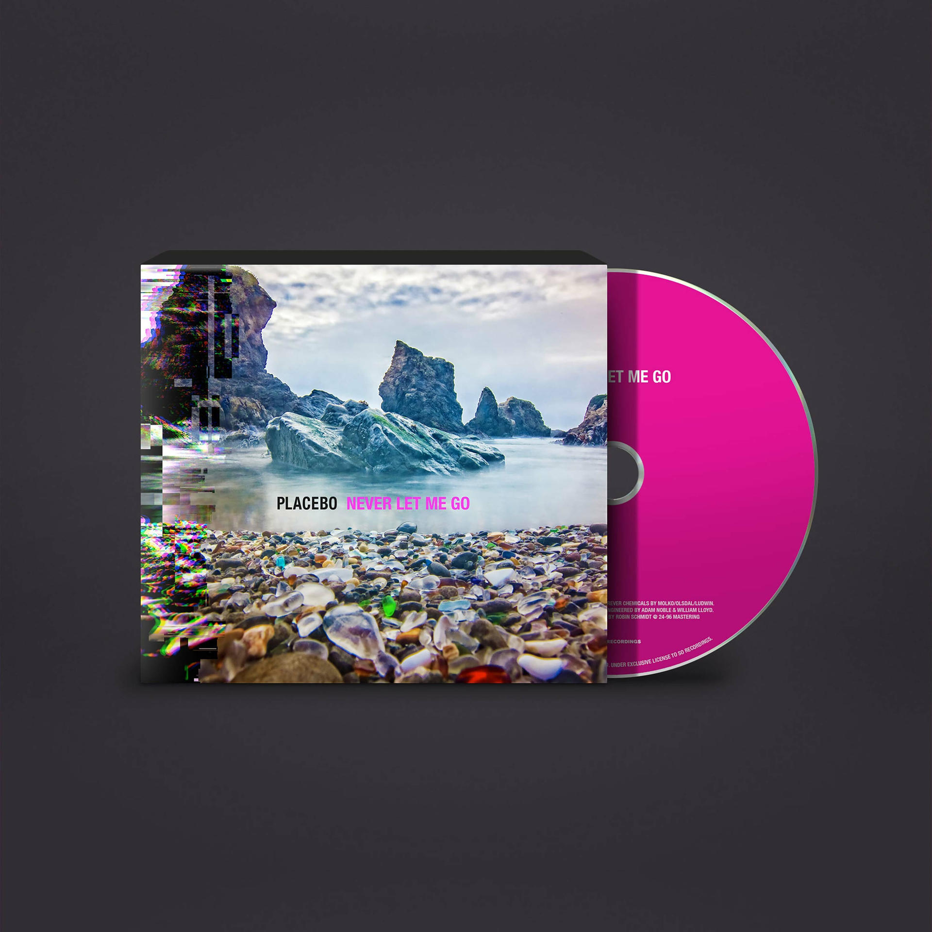 Album borító: sziklák és tenger a háttérben, CD jobbra rózsaszín színnel. A borítón digitális glitch effektusok vannak.