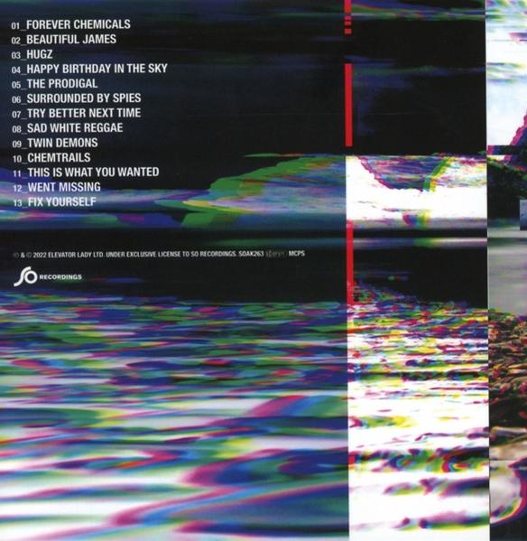 Album borító, bal oldalon számlistával, jobb oldalon absztrakt glitch művészettel, piros függőleges vonalakkal. A szöveg tartalmazza a zenekart és az album címét.