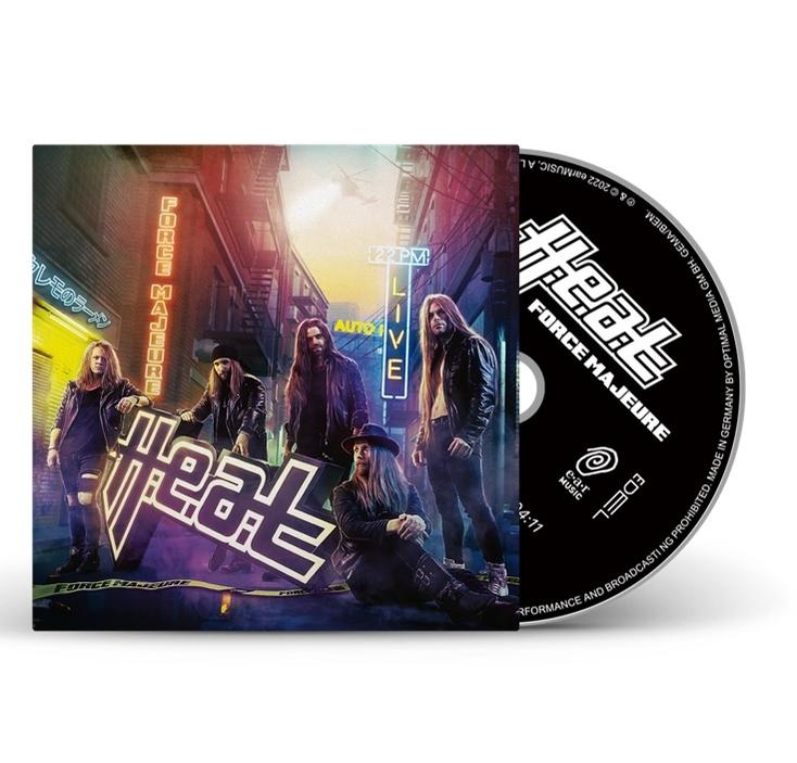Heat Force Majeure CD-Cover. Bandmitglieder in der Gasse, CD rechts. Text: Force Majeure.