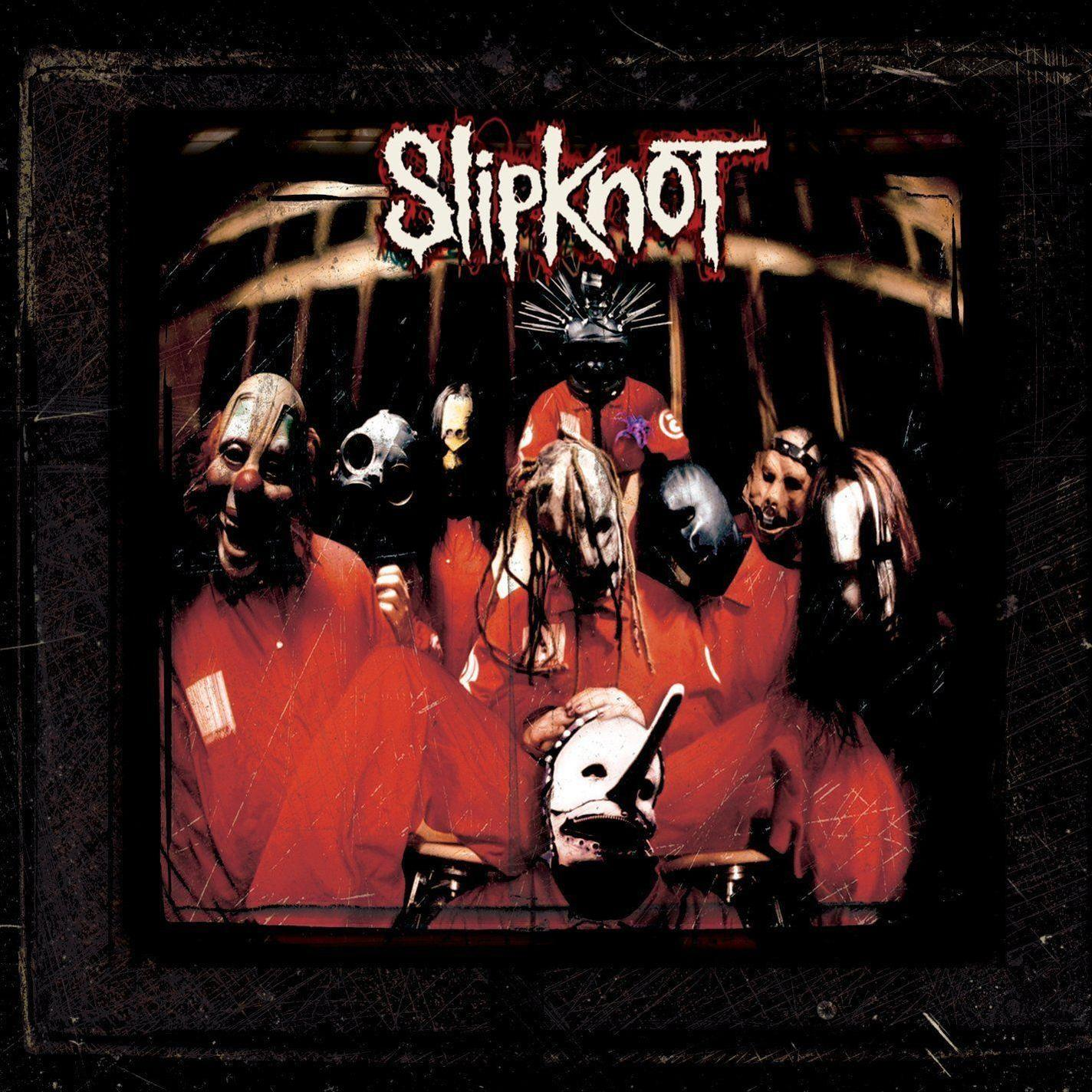 Slipknot logó narancssárga overallos, maszkos alakok felett. Grunge, sötét.