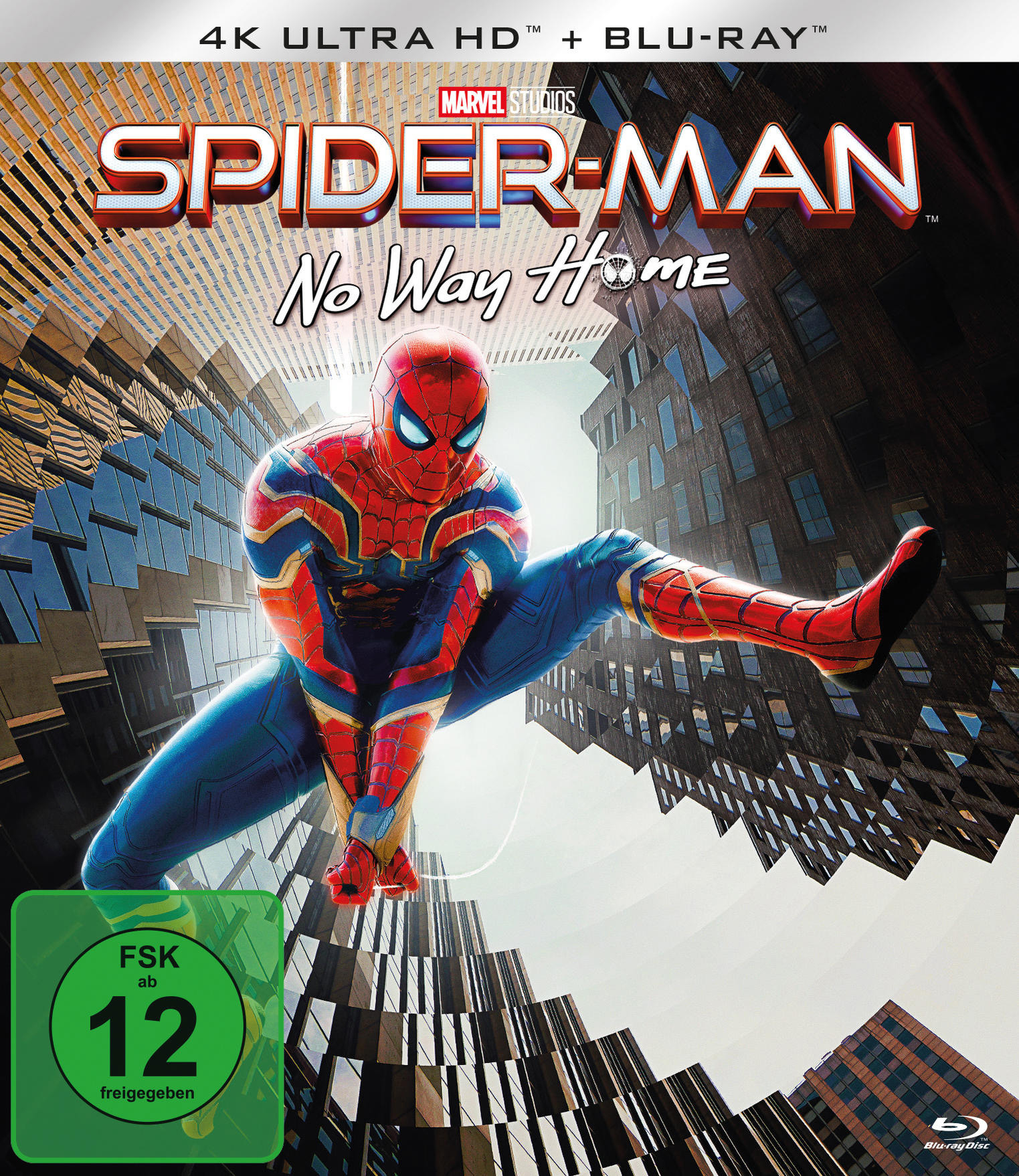 Filmcover 'Spider-Man: No Way Home'. Spider-Man in dynamischer Pose vor Stadtlandschaft.