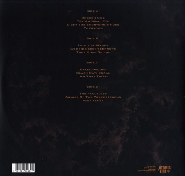 Rückseite einer Vinyl-Schallplatte. Texte von Seite A, B, C und D sind aufgelistet.