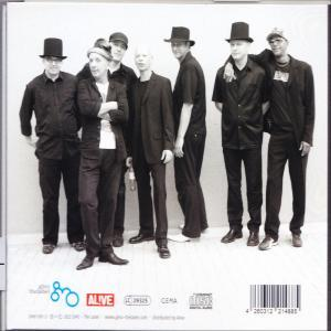 Rückseite eines Musikalbums mit einer Band von sieben Männern in schwarzer Kleidung.