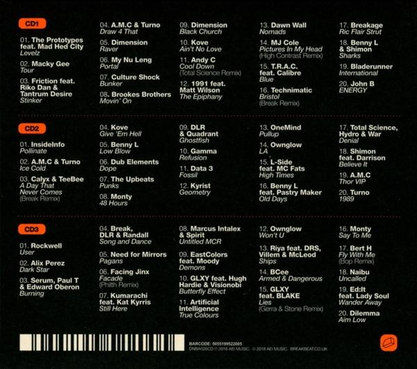 Albumcover met tekst van tracklist, artiestennamen en een barcode.