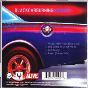 Die Rückseite einer CD mit einem Auto und Songtiteln.